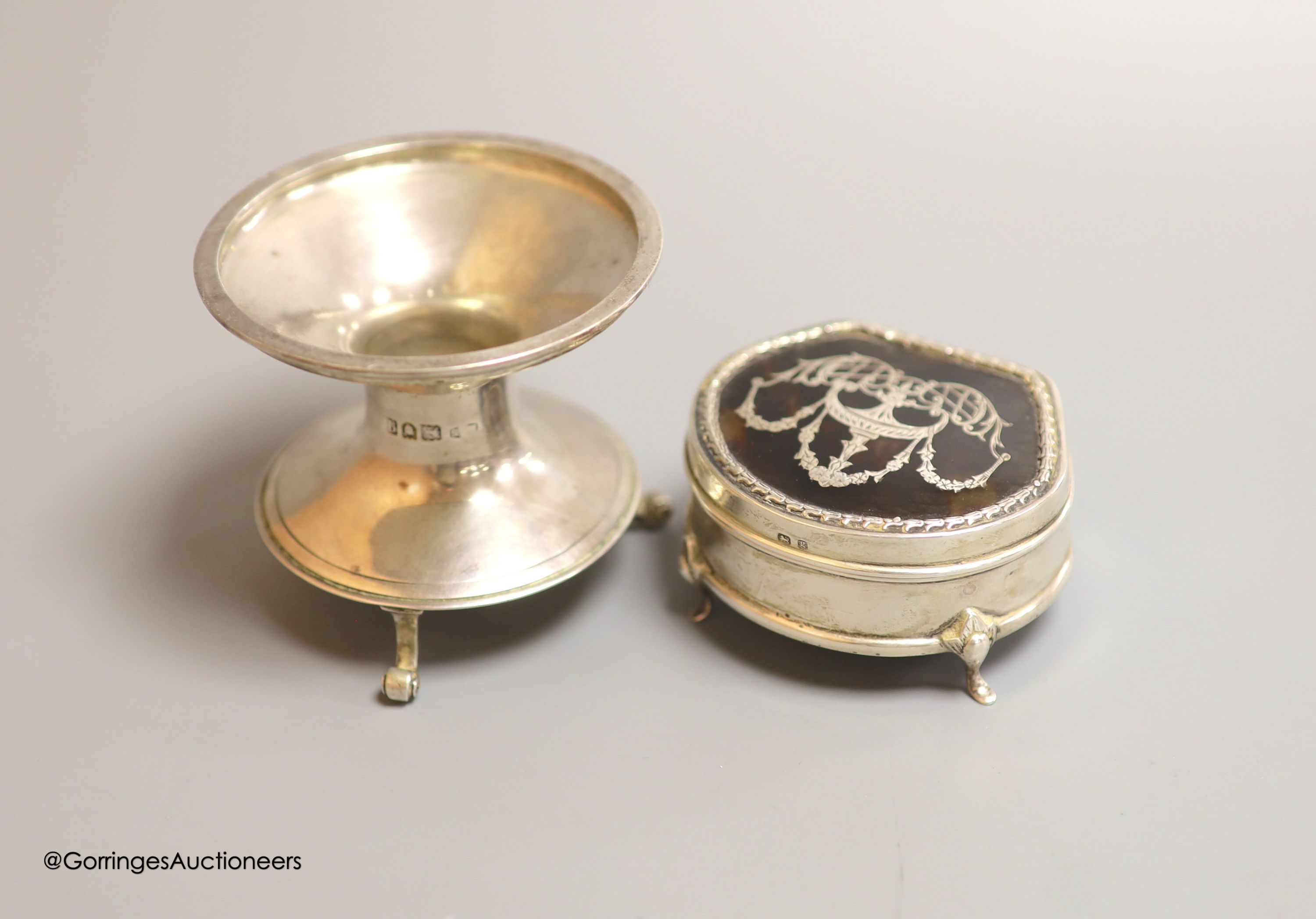 A George V novelty silver salt, modelled a s a font, with engraved inscription relating to the Company of Inhoulders, London, 1911, height 68mm, together with an Edwardian silver and tortoiseshell pique mounted trinket b